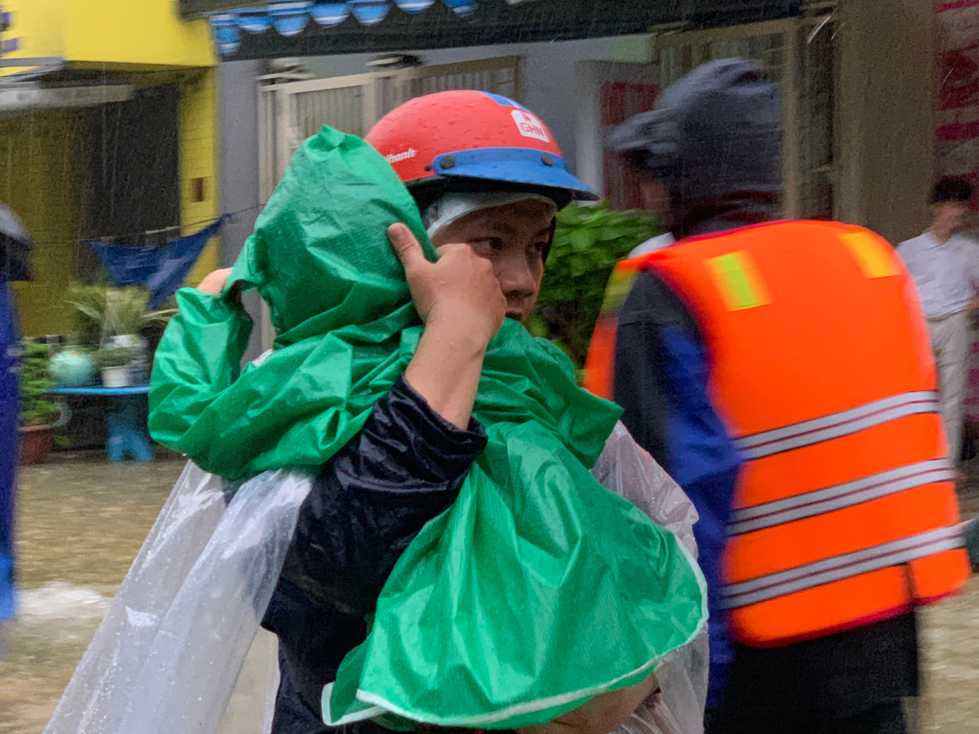 Bí thư Đà Nẵng cho biết: Theo dự báo và hình ảnh mây vệ tinh thì mưa có thể tiếp diễn đến ngày 18/10. Do đó, các lực lượng, chính quyền và người dân phải sẵn sàng ứng phó với ngập lụt kéo dài trong nhiều ngày liền. "Nhu yếu phẩm, nước uống rất cần thiết trong những ngày này. Tất cả phải được chuẩn bị đầy đủ cho người dân", ông Quảng yêu cầu.