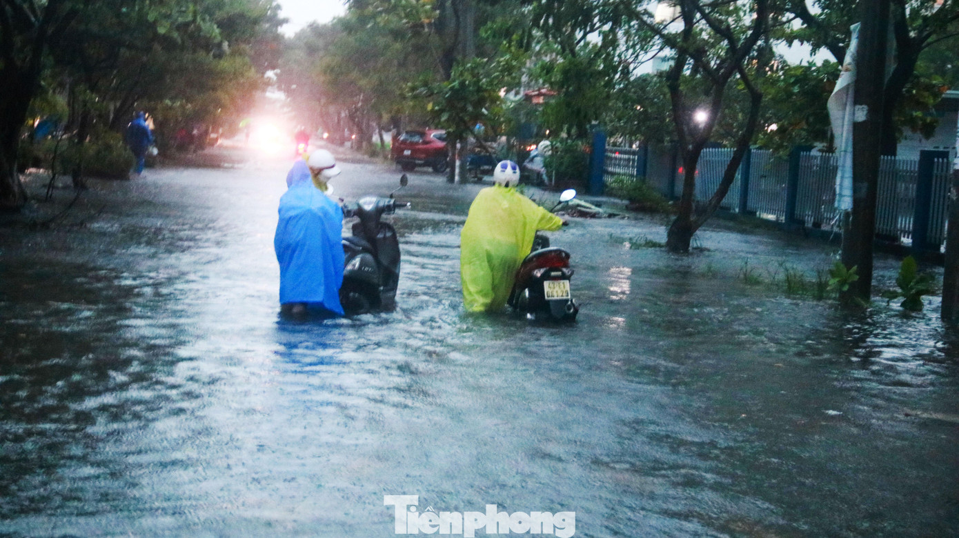 Nhiều xe máy chết máy không thể di chuyển.