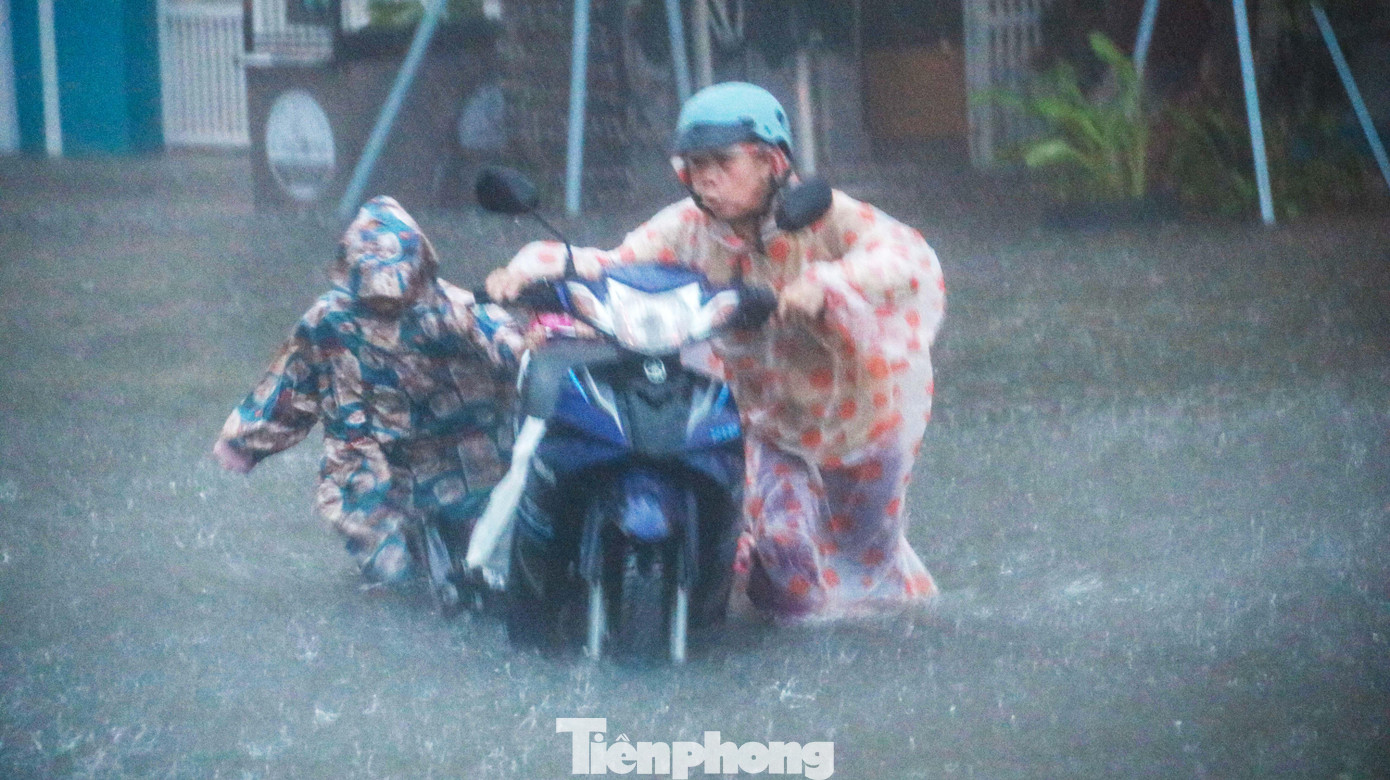 Ngập nước khiến việc đi lại của người dân gặp khó khăn.