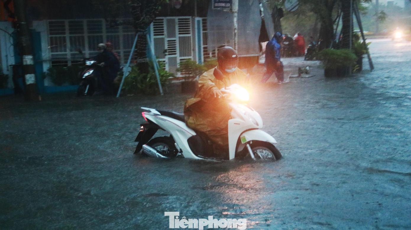 Mưa lịch sử ngày 14/10 khiến đường phố Đà Nẵng ngập sâu trong nước. Ảnh: N.Thành