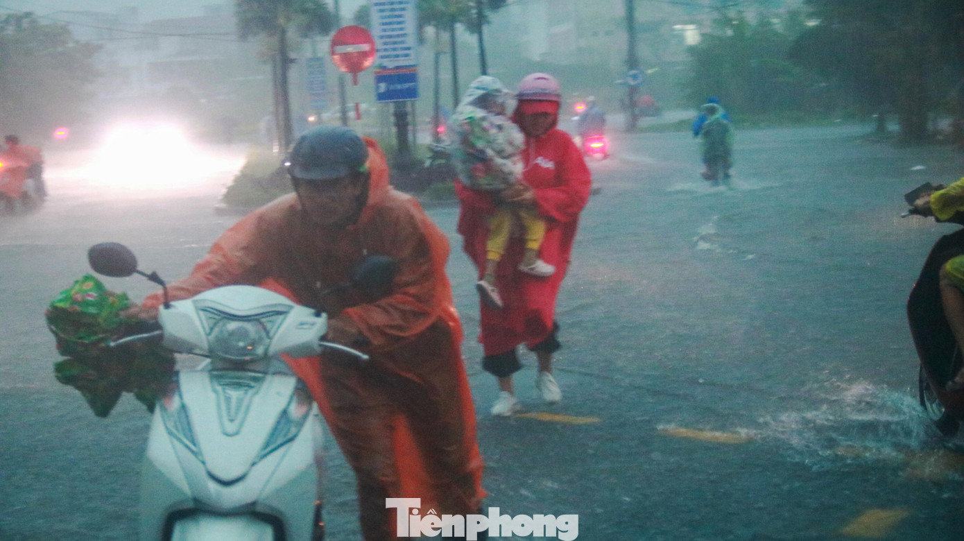 Ban Chỉ huy phòng chống thiên tai, tìm kiếm cứu nạn và phòng thủ dân sự TP Đà Nẵng tiếp tục ban hành Công điện số 09 đề nghị Bộ Chỉ huy BĐBP thành phố Đà Nẵng, Đài Thông tin duyên hải Đà Nẵng thông báo kịp thời cho các chủ phương tiện, tàu thuyền còn đang hoạt động trên biển biết tin để chủ động phòng tránh, không đi vào khu vực nguy hiểm.