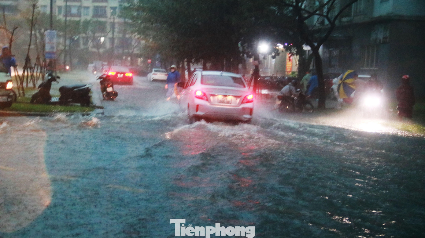 Một khu dân cư ở Nại Hiên Đông, Sơn Trà chìm trong nước.