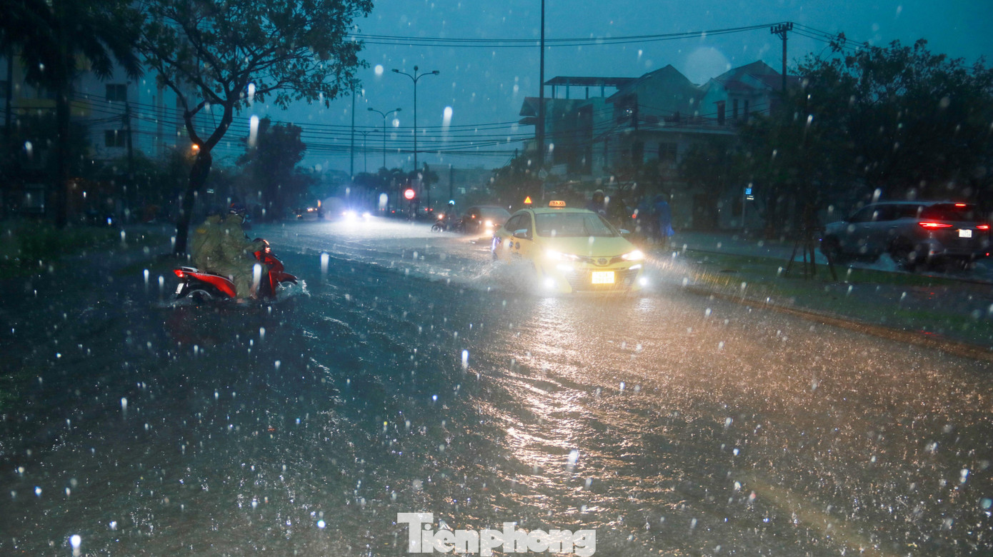 Càng về tối, mưa càng to, các tuyến phố càng ngập nước.