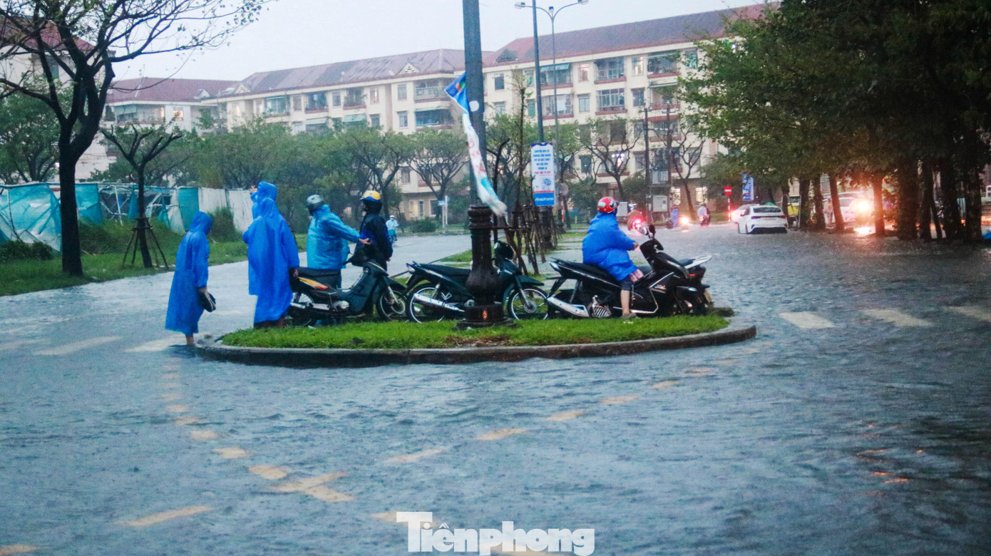 Nhiều phương tiện chết máy đành bất lực giữa mưa.