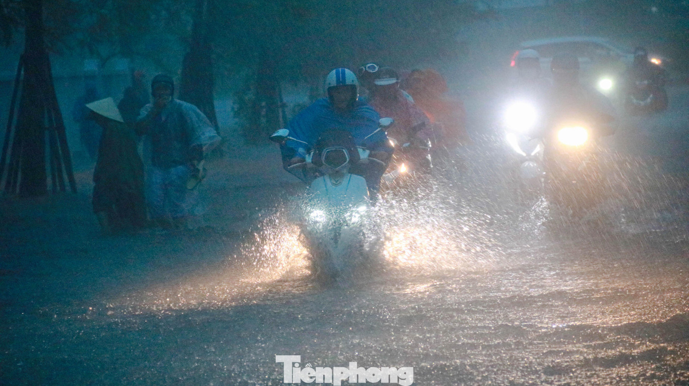 Đường Trần Thánh Tông ngập sâu trong nước.