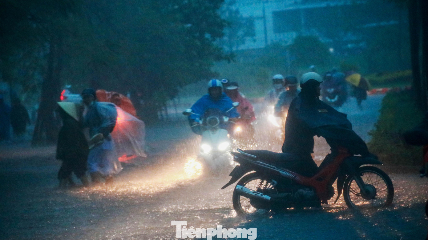 Chính quyền TP Đà Nẵng đã yêu cầu các địa phương sẵn sàng triển khai phương án phòng, chống áp thấp nhiệt đới, bão, gió mạnh, ngập lụt, lũ, lũ quét, sạt lở đất,…; rà soát các khu dân cư đang sống ở những vùng trũng, thấp, vùng ven sông suối, vùng có nguy cơ sạt lở, lũ quét, đặc biệt chú ý nhân dân sống tại ven sông Yên, Túy Loan, Cu Đê và nhà cửa không kiên cố…, sẵn sàng triển khai sơ tán nhân dân; tổ chức chốt chặn tại các tuyến đường ngập sâu, ngầm, tràn… theo phân cấp quản lý.