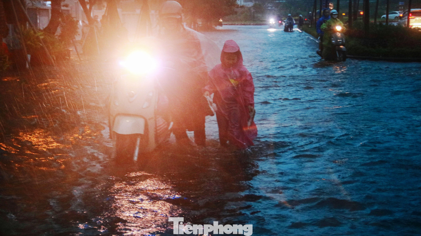 Chính quyền nghiêm cấm người dân và phương tiện không có nhiệm vụ phòng, chống thiên tai đi lại, đánh bắt thủy sản trên sông, vùng trũng thấp, ngập lũ, rừng, núi và các khu vực có nguy cơ sạt lở; chuẩn bị sẵn sàng nhân lực, vật tư, trang thiết bị, nhu yếu phẩm cần thiết theo phương châm “4 tại chỗ”;