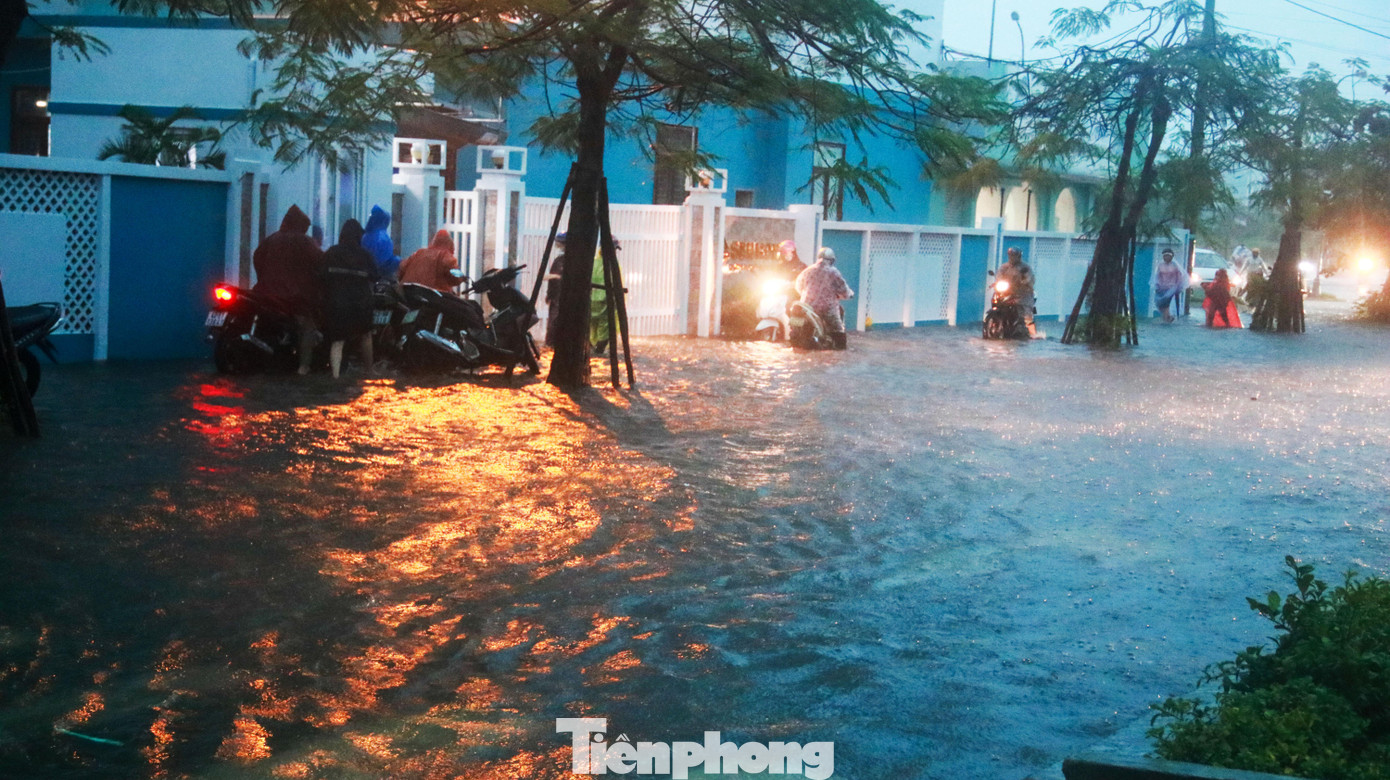 Bão tiếp tục di chuyển theo hướng tây tây bắc với tốc độ 10-15km/giờ và có khả năng suy yếu thành áp thấp nhiệt đới. Đến 13 giờ ngày 15-10, vị trí tâm bão ở 15,3 độ vĩ bắc, 108,3 độ kinh đông trên khu vực đất liền từ Đà Nẵng đến Quảng Ngãi với sức gió mạnh nhất cấp 6, giật cấp 8.