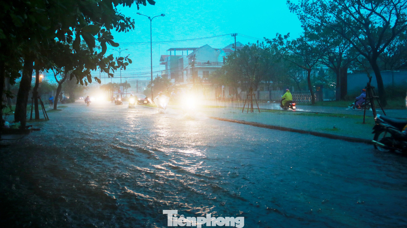 Theo dự báo, đến 1 giờ ngày 15/10, bão số 5 ở vị trí khoảng 15,1 độ vĩ bắc, 109,8 độ kinh đông, trên vùng biển từ Thừa Thiên Huế đến Quảng Ngãi, cách bờ biển Quảng Ngãi - Đà Nẵng khoảng 90km về phía đông với gió mạnh cấp 8, giật cấp 10.