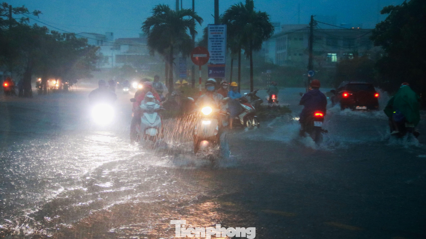 Giao thông nhiều tuyến đường hỗn loạn.