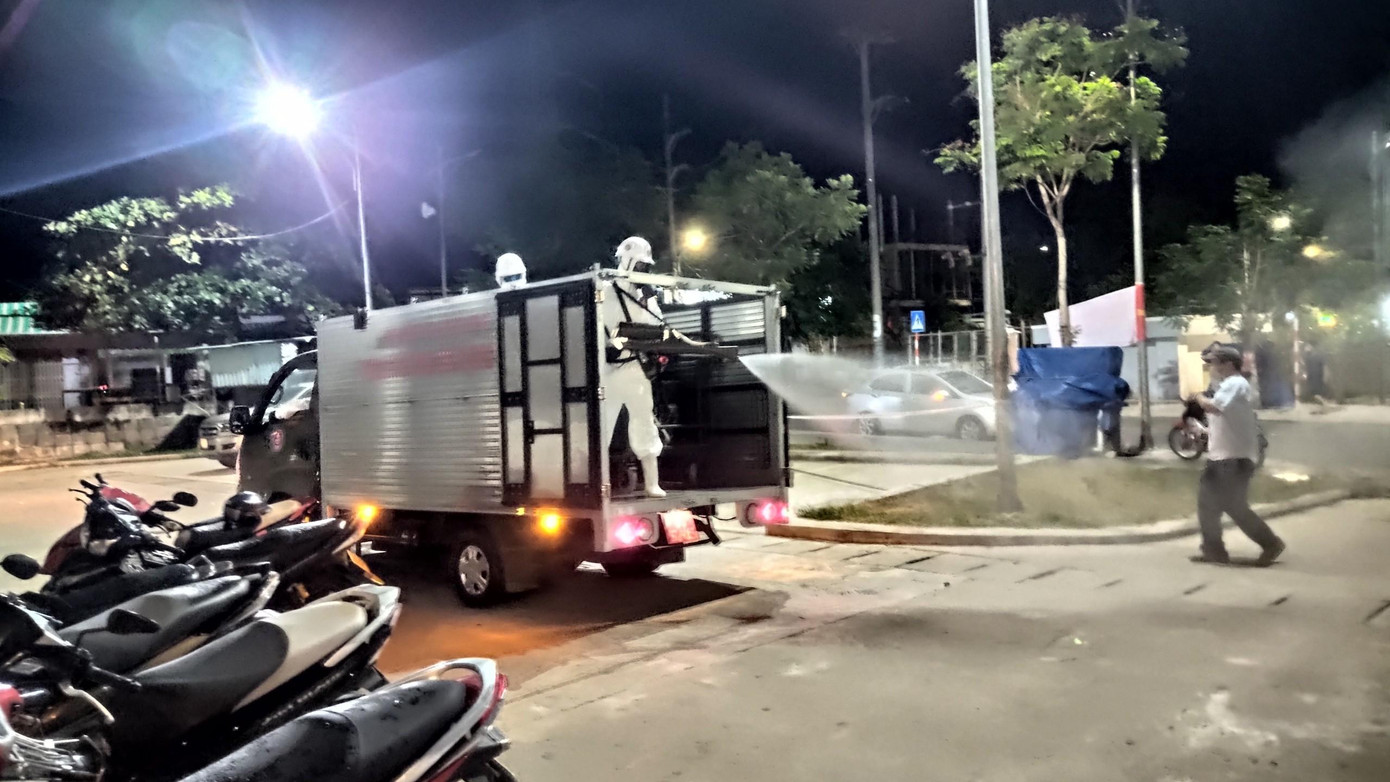 Phun khử khuẩn khu vực nhà để xe.