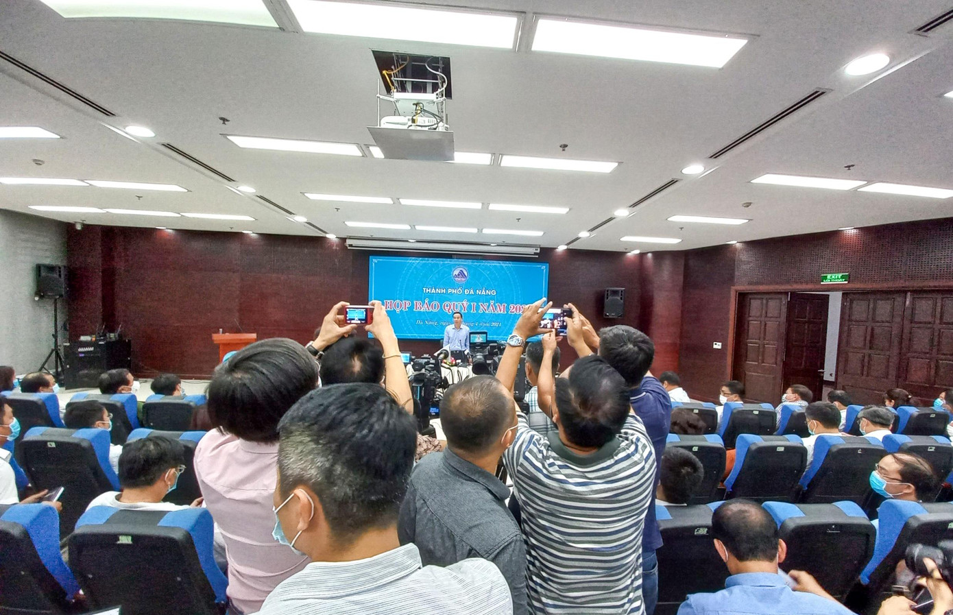 Ông Lê Trung Chinh, Chủ tịch UBND TP Đà Nẵng chủ trì buổi họp báo. Ảnh: Nguyễn Thành