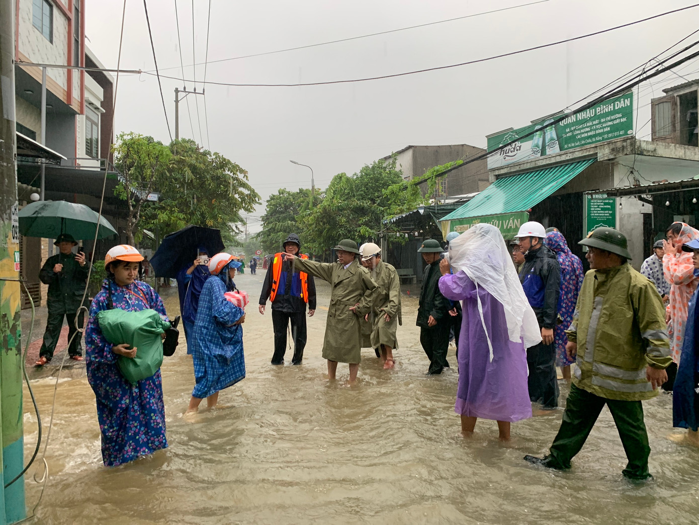 Bí thư Đà Nẵng thăm hỏi người dân đang di dời khỏi vùng ngập sâu. Ông Quảng yêu cầu các lực lượng, chính quyền địa phương phải tập trung lực lượng khẩn trương di dời người dân ra khỏi vùng ngập sâu, kiên quyết không để bất kỳ ai ở lại để đảm bảo an toàn tính mạng cho người dân. Đồng thời, bố trí lực lượng canh gác, các khu vực ngập sâu, không để người dân, phương tiện đi lại.