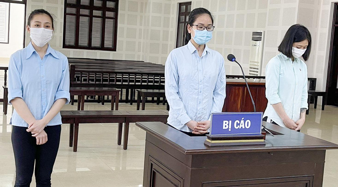 Ba nữ bị cáo tại phiên toà.