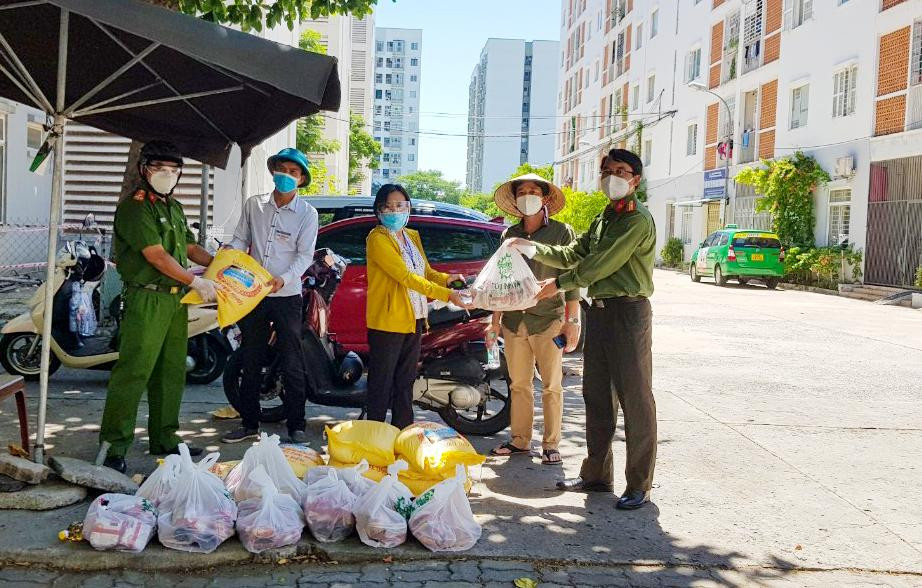 Những phần quà hết sức kịp thời đến với người dân. Hình ảnh đẹp ấm lòng người dân vùng dịch, tô thắm thêm hình ảnh người chiến sĩ Công an Nhân dân: "Vì Tổ quốc quên mình, vì Nhân dân phục vụ". Những phần quà hết sức kịp thời đến với người dân. Hình ảnh đẹp ấm lòng người dân vùng dịch, tô thắm thêm hình ảnh người chiến sĩ Công an Nhân dân: "Vì Tổ quốc quên mình, vì Nhân dân phục vụ".