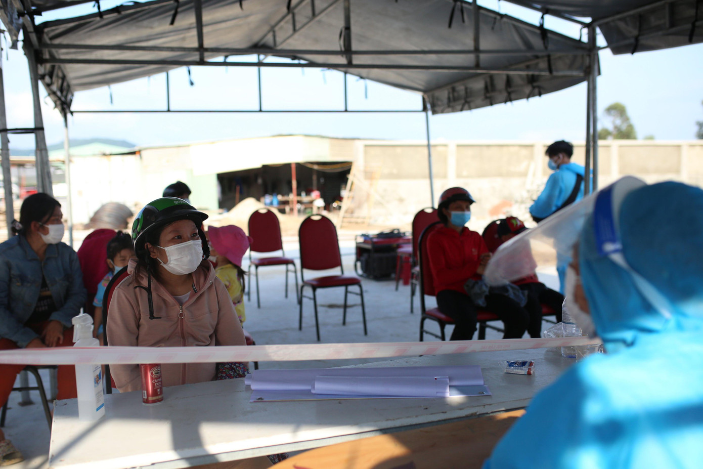 Để đảm bảo an toàn, chính quyền TP Đà Nẵng yêu cầu thực hiện nghiêm các quy định đảm bảo phòng chống dịch COVID-19 theo đúng quy định. Người dân được test nhanh COVID-19 để sàng lọc trước khi lên xe. Để đảm bảo an toàn, chính quyền TP Đà Nẵng yêu cầu thực hiện nghiêm các quy định đảm bảo phòng chống dịch COVID-19 theo đúng quy định. Người dân được test nhanh COVID-19 để sàng lọc trước khi lên xe.