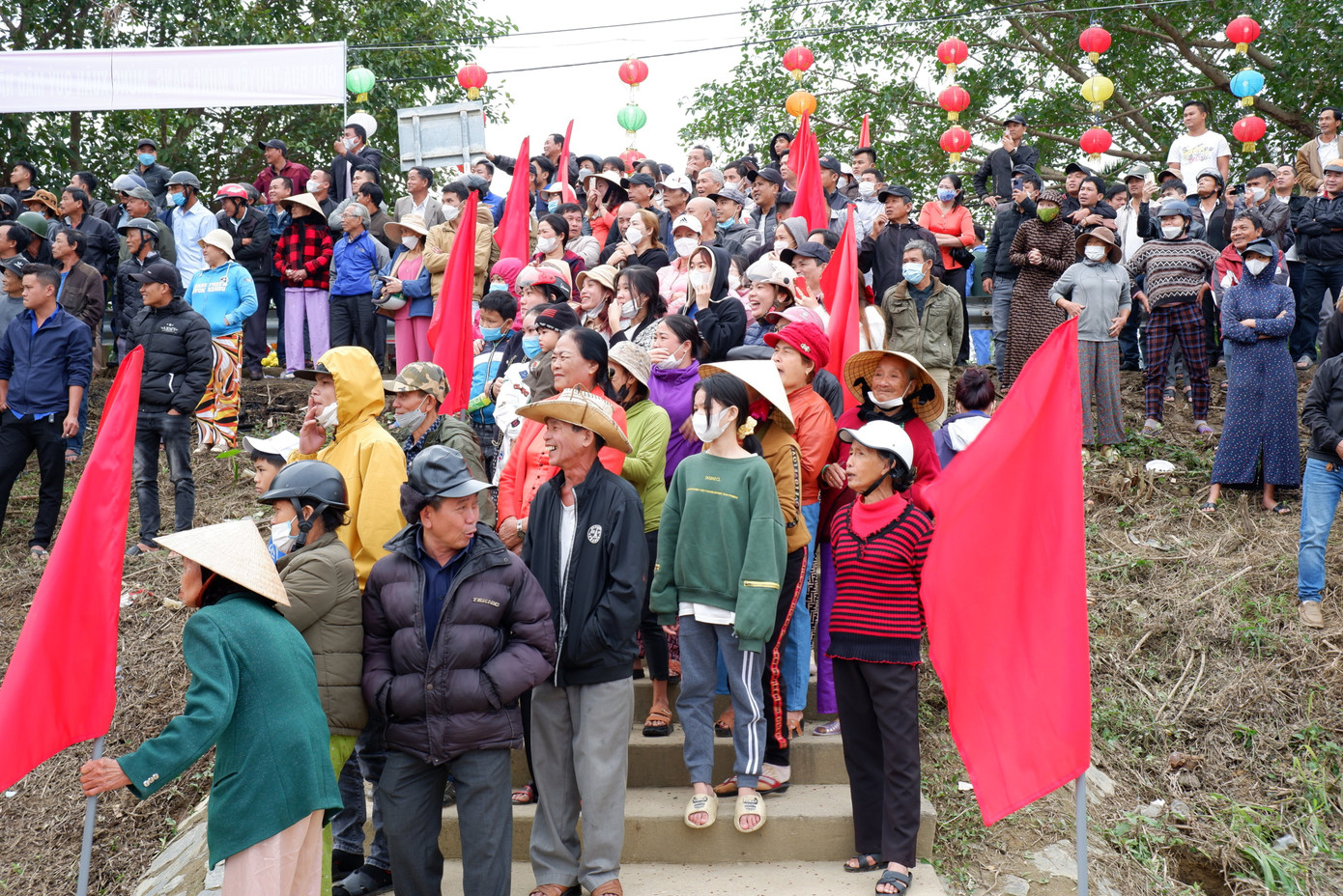 Khán giả nêm chặt các triền sông để theo dõi đua thuyền.