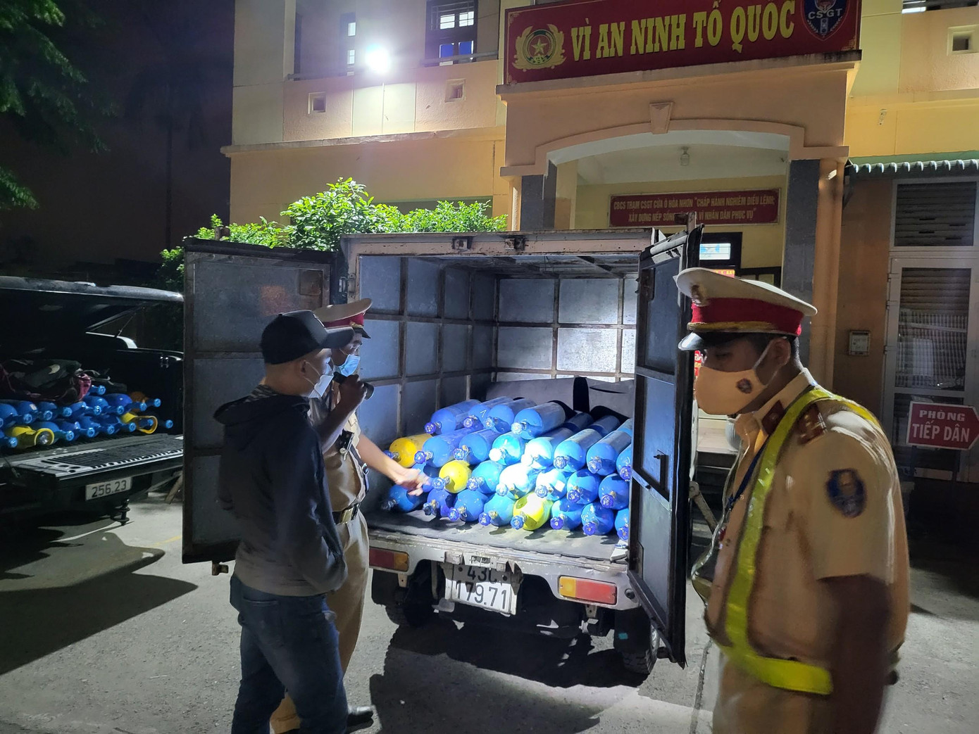 Hai ô tô chở 80 bình khí bóng cười bị bắt giữ.