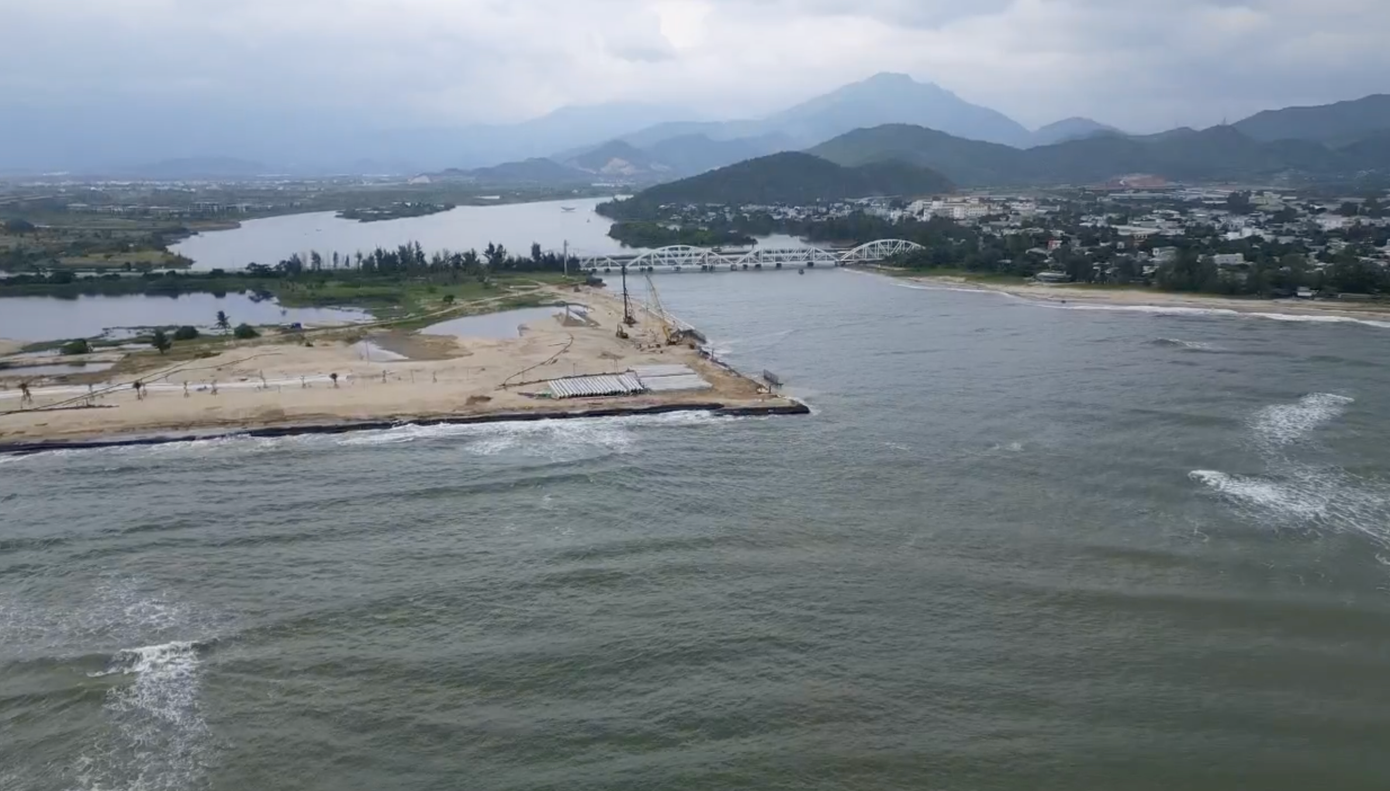 Toàn cảnh khu vực thi công kè chắn sóng, san lấp mặt bằng dự án khu du lịch sinh thái Nam Ô ngay ở cửa sông Cu Đê đổ ra biển Đà Nẵng. Ảnh: Nguyễn Thành