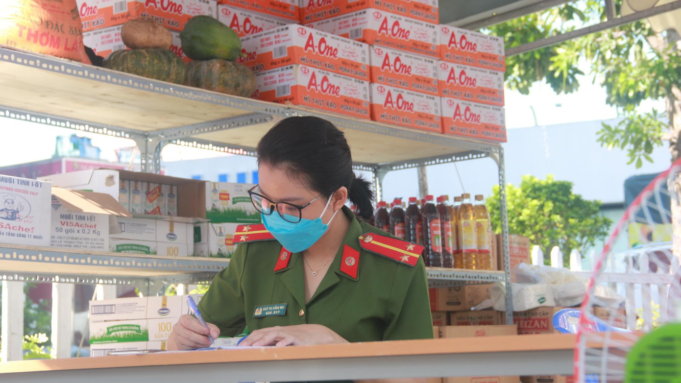 Các nữ chiến sĩ nhận đơn hàng từ tổ dân phố, công an khu vực. Tại mỗi điểm sẽ có tổ cung ứng 7 người là các chiến sĩ công an, tất cả đều phải test nhanh COVID-19 có kết quả âm tính