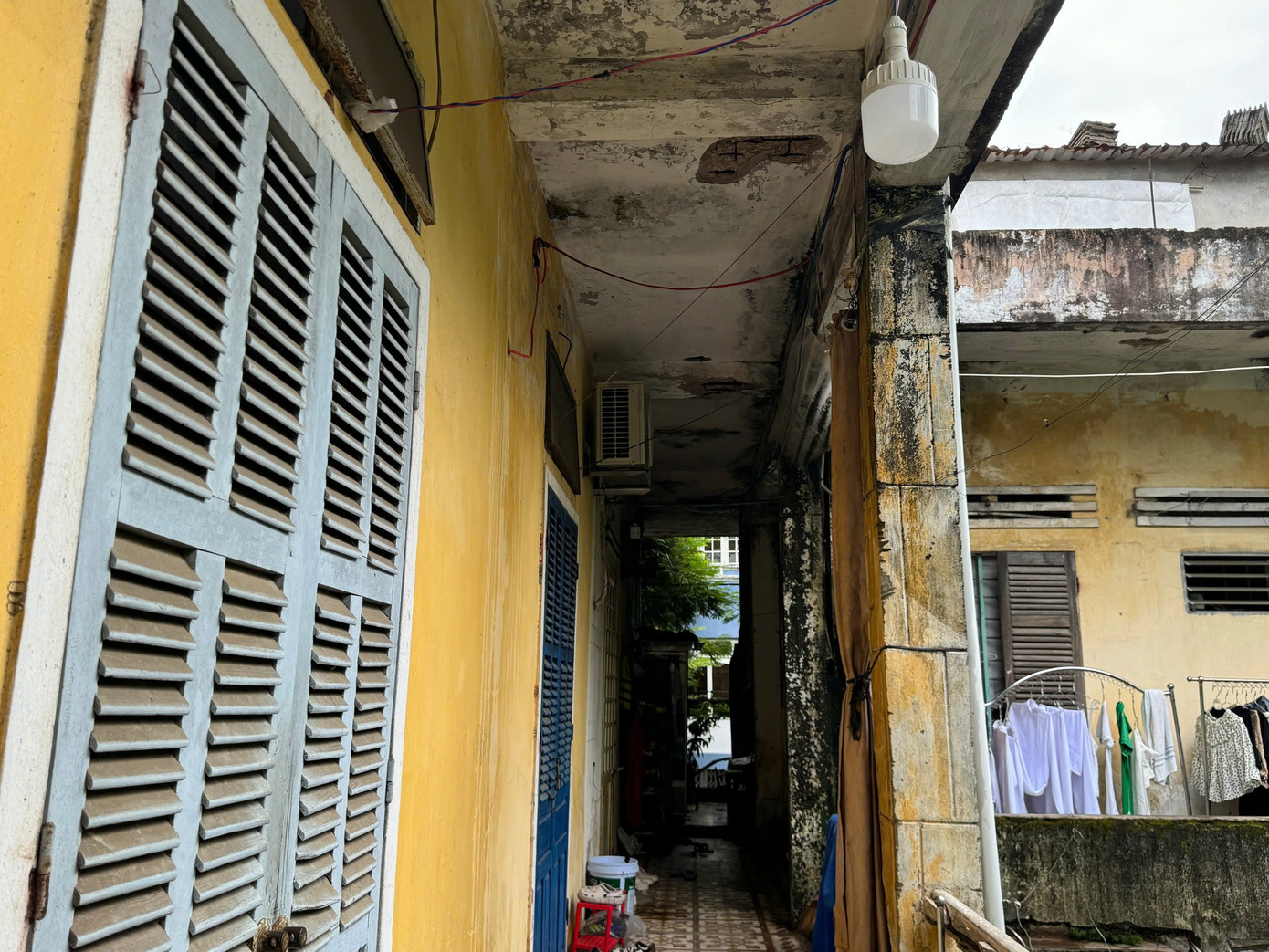 Để sửa chữa, gia cố phải được thiết kế thi công bởi các đơn vị có đủ năng lực theo quy định.