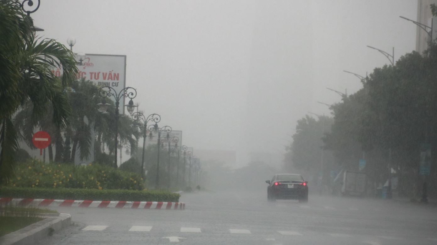 Theo Trung tâm dự báo khí tượng thủy văn trung ương, bão số 5 cách bờ biển Quảng Trị-Quảng Ngãi khoảng 130-140km, tốc độ di chuyển chậm, cường độ hiện tại cấp 9. Do ảnh hưởng của bão, TP Đà Nẵng đang có mưa rất to.