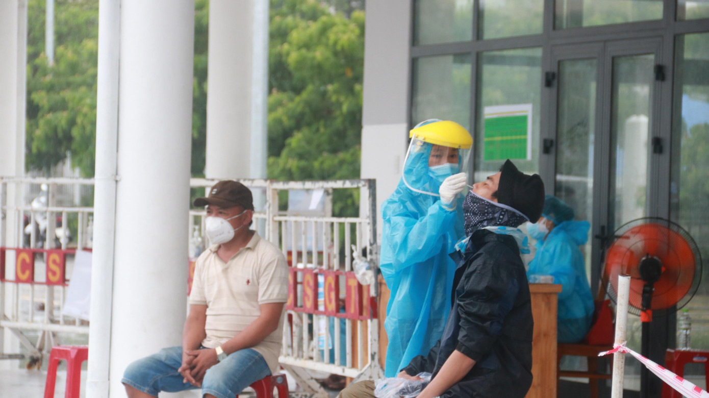 Các tài xế, người dân từ bên ngoài vào TP Đà Nẵng bắt buộc phải đo thân nhiệt, khai báo y tế, test nhanh COVID-19 tại các chốt kiểm soát ở khu vực cửa ngõ.