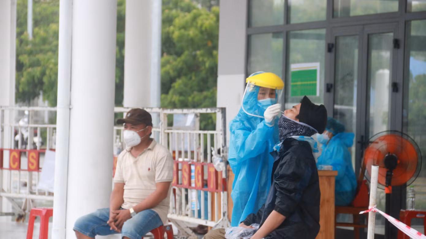 Các tài xế, người dân từ bên ngoài vào TP Đà Nẵng bắt buộc phải đo thân nhiệt, khai báo y tế, test nhanh COVID-19 tại các chốt kiểm soát ở khu vực cửa ngõ. Các tài xế, người dân từ bên ngoài vào TP Đà Nẵng bắt buộc phải đo thân nhiệt, khai báo y tế, test nhanh COVID-19 tại các chốt kiểm soát ở khu vực cửa ngõ.