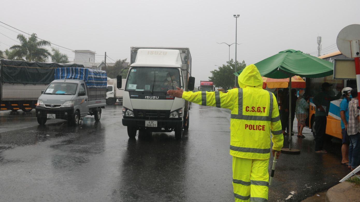 Do ảnh hưởng của bão số 5, từ sáng 11/9, Đà Nẵng liên tục có mưa to, kèm gió mạnh. Tuy nhiên lực lượng cảnh sát giao thông 4 trạm cửa ô, gồm Hòa Phước, Kim Liên, Hòa Nhơn, Hòa Hải (thuộc Phòng Cảnh sát giao thông) vẫn bám chốt để làm nhiệm vụ. Các chốt triển khai lực lượng dừng-đón phương tiện để kiểm tra giấy đi đường QRCode ra vào TP. Ngoài ra, Cảnh sát giao thông còn bám chốt tại các tuyến đường nhỏ để kiểm soát phương tiện có hành vi trốn tránh đi vào đường chính.