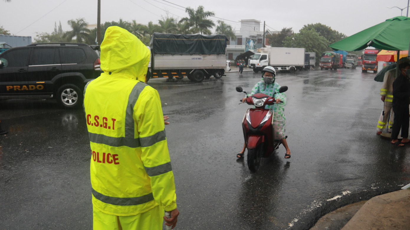 Theo ghi nhận của phóng viên, dù mưa to, gió lớn nhưng việc kiểm soát phương tiện đều được thực hiện nghiêm.