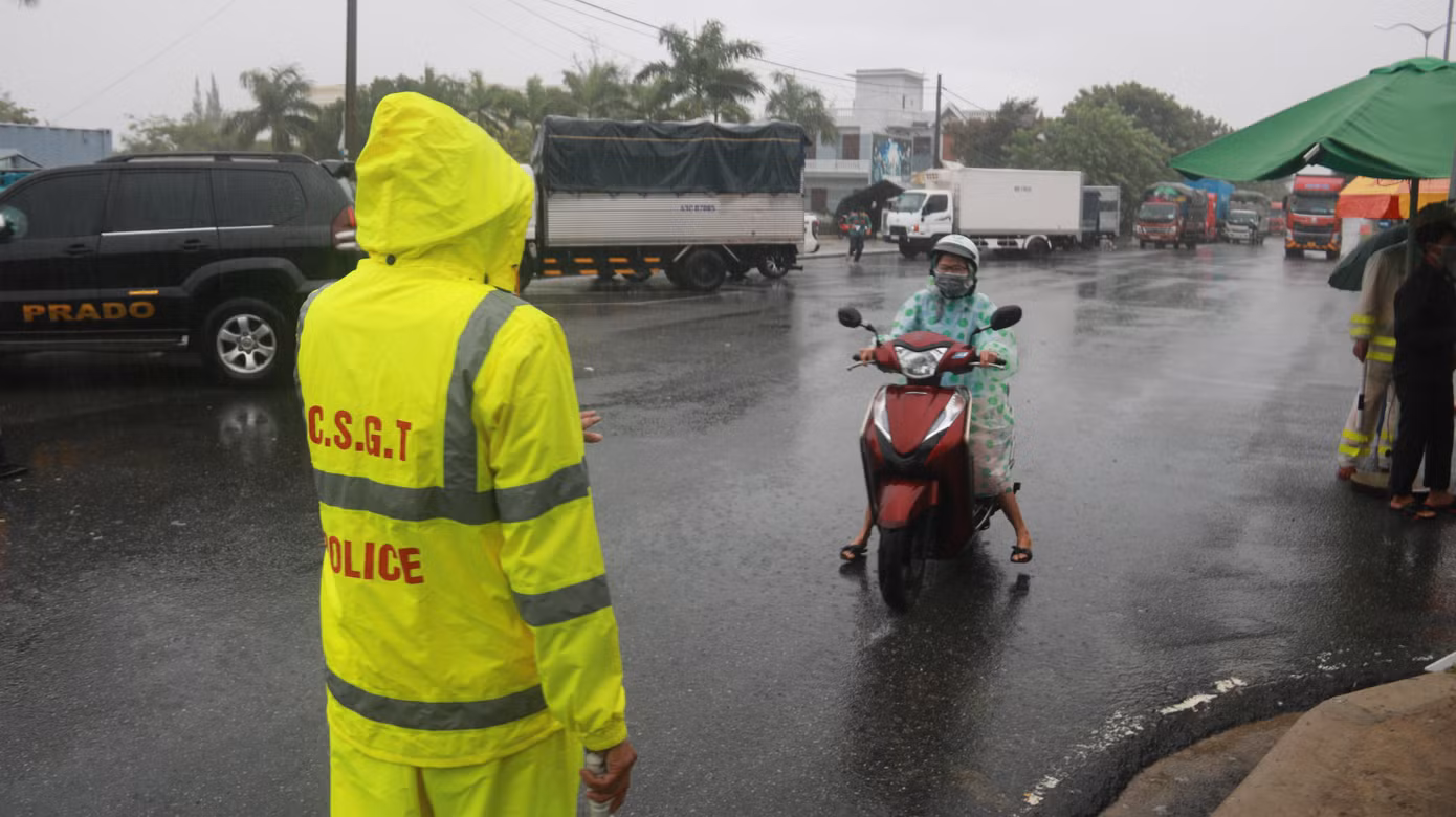 Theo ghi nhận của phóng viên, dù mưa to, gió lớn nhưng việc kiểm soát phương tiện đều được thực hiện nghiêm. Theo ghi nhận của phóng viên, dù mưa to, gió lớn nhưng việc kiểm soát phương tiện đều được thực hiện nghiêm.
