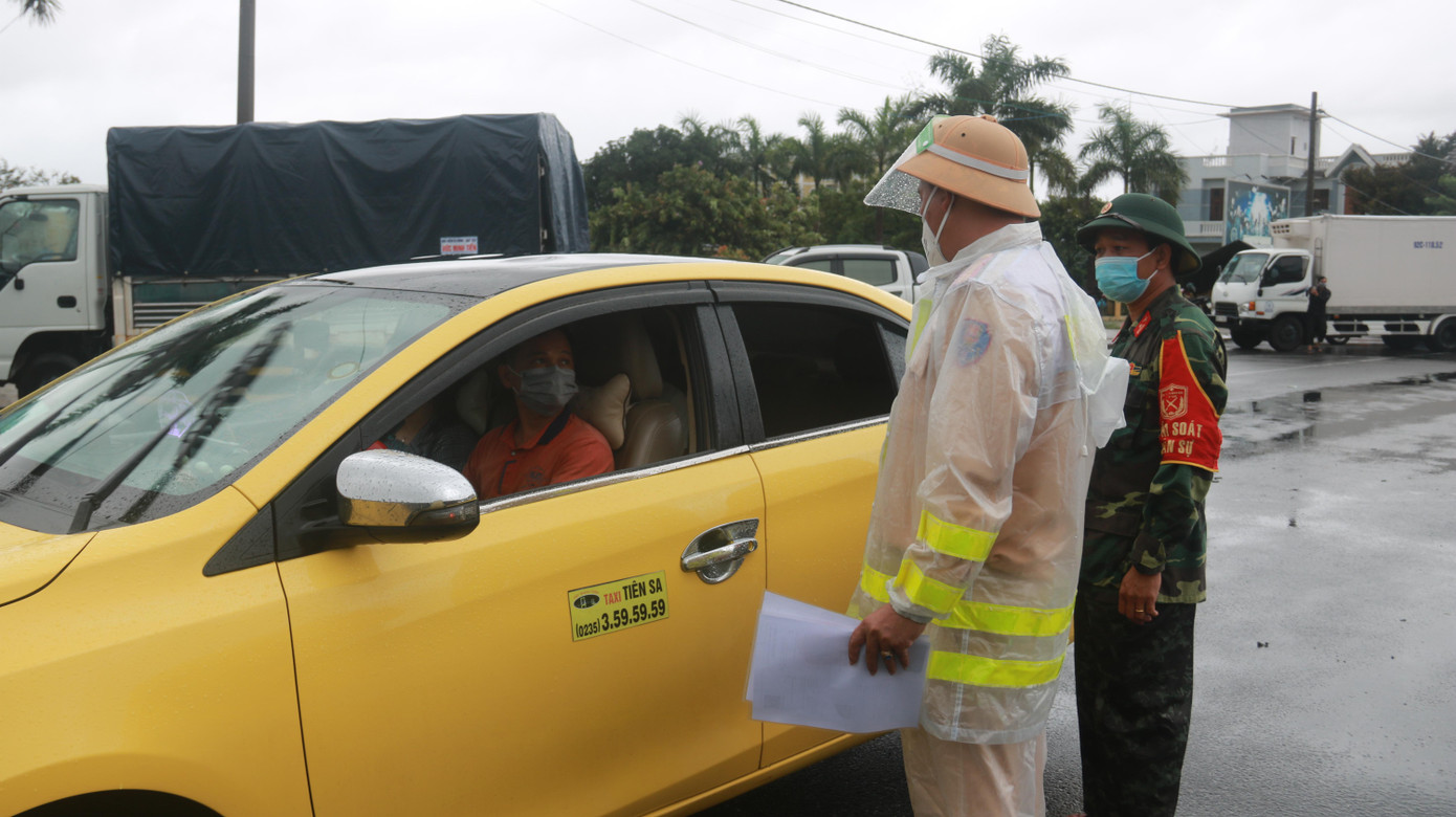 Một trường hợp thai sản ở Quảng Nam di chuyển bằng xe taxi sau khi kiểm tra giấy tờ được phép đi đến Bệnh viện Sản Nhi Đà Nẵng.