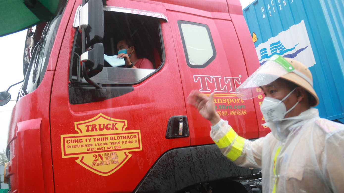 Người và phương tiện sau khi khai báo y tế, test nhanh COVID-19 mới được phép qua chốt.