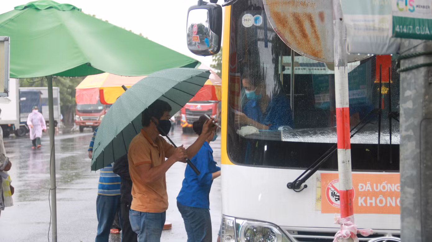 Theo chỉ đạo của lãnh đạo TP Đà Nẵng, tại các chốt kiểm soát ở khu vực cửa ngõ đều đã bố trí xe buýt, thùng container làm nơi lực lượng chức năng làm nhiệm vụ, người dân đến khai báo y tế, xuất trình giấy tờ liên quan. Đây cũng sẽ là nơi các lực lượng làm nhiệm vụ trú ẩn khi bão đổ bộ. Theo chỉ đạo của lãnh đạo TP Đà Nẵng, tại các chốt kiểm soát ở khu vực cửa ngõ đều đã bố trí xe buýt, thùng container làm nơi lực lượng chức năng làm nhiệm vụ, người dân đến khai báo y tế, xuất trình giấy tờ liên quan. Đây cũng sẽ là nơi các lực lượng làm nhiệm vụ trú ẩn khi bão đổ bộ.