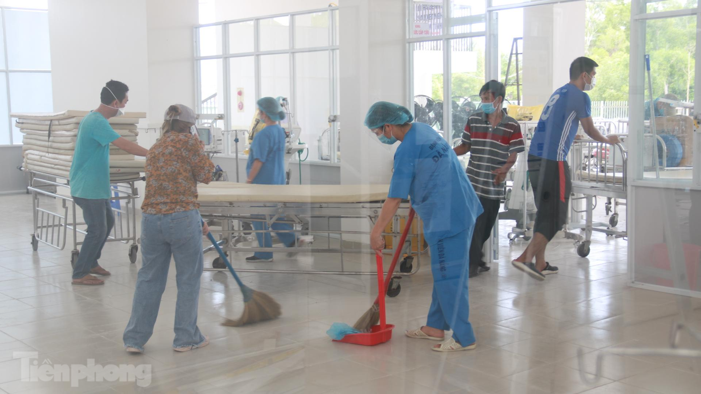 Tiến hành vệ sinh sạch sẽ các phòng chức năng ở tầng 1 của dãy nhà 7 tầng. Tiến hành vệ sinh sạch sẽ các phòng chức năng ở tầng 1 của dãy nhà 7 tầng.