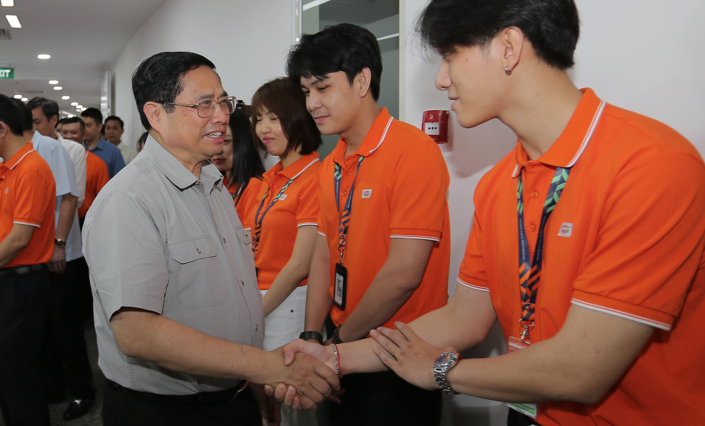 Thủ tướng ân cần thăm hỏi cán bộ, nhân viên FPT.