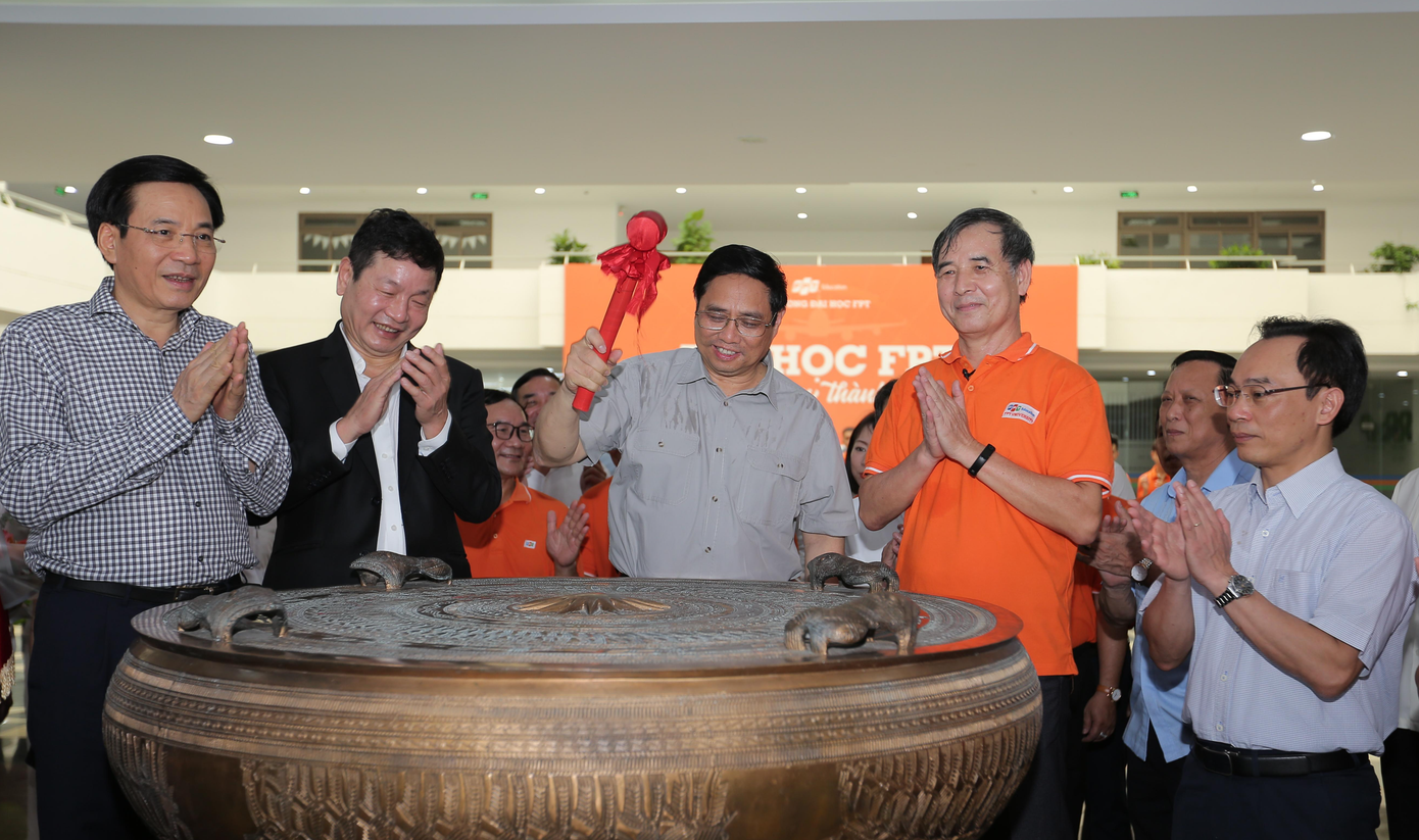 Thủ tướng Phạm Minh Chính gióng lên hồi trống trên chiếc trống đồng của trường, đây là nghi thức quen thuộc dành cho các vị khách quý khi đến thăm trường