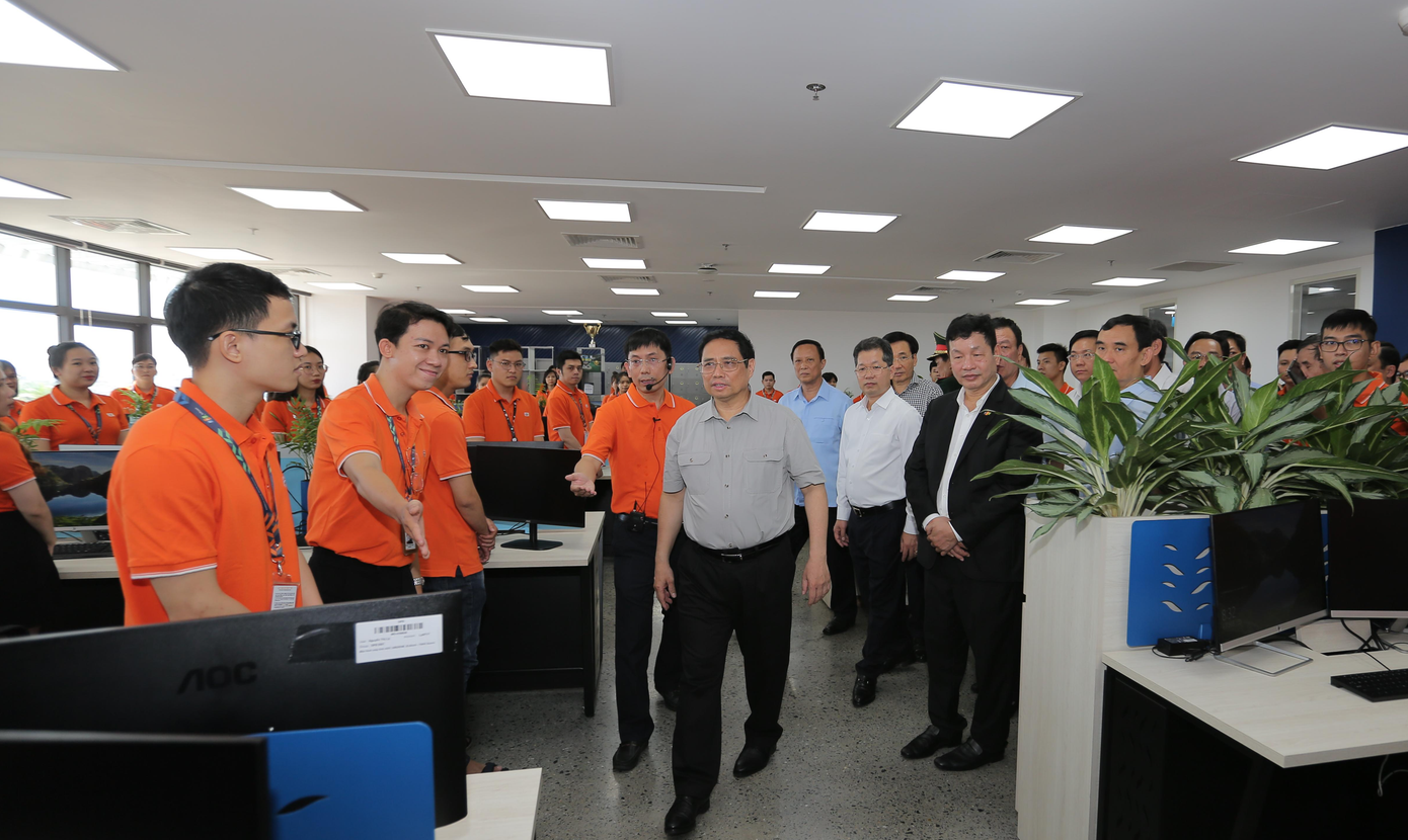Thủ tướng thăm khu phức hợp F-Complex - trụ sở làm việc của hơn 7.000 cán bộ - nhân viên FPT Software. Công trình được xây dựng trên diện tích 5,9 ha, hiện đã hoàn thành được 2/3 phân kỳ.