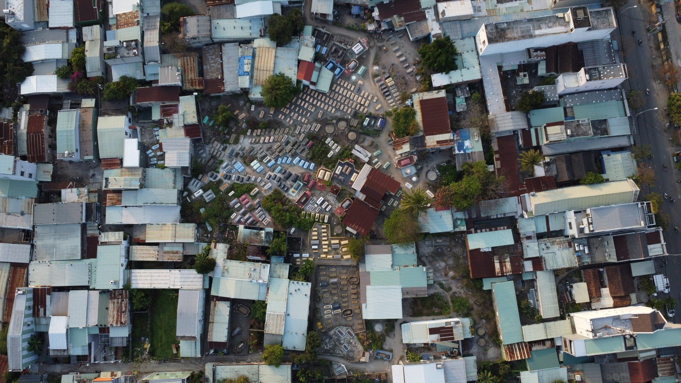 Gần 2.000 ngôi mộ xen lẫn khu dân cư ở Hòa Khánh Nam. Gần 2.000 ngôi mộ xen lẫn khu dân cư ở Hòa Khánh Nam.