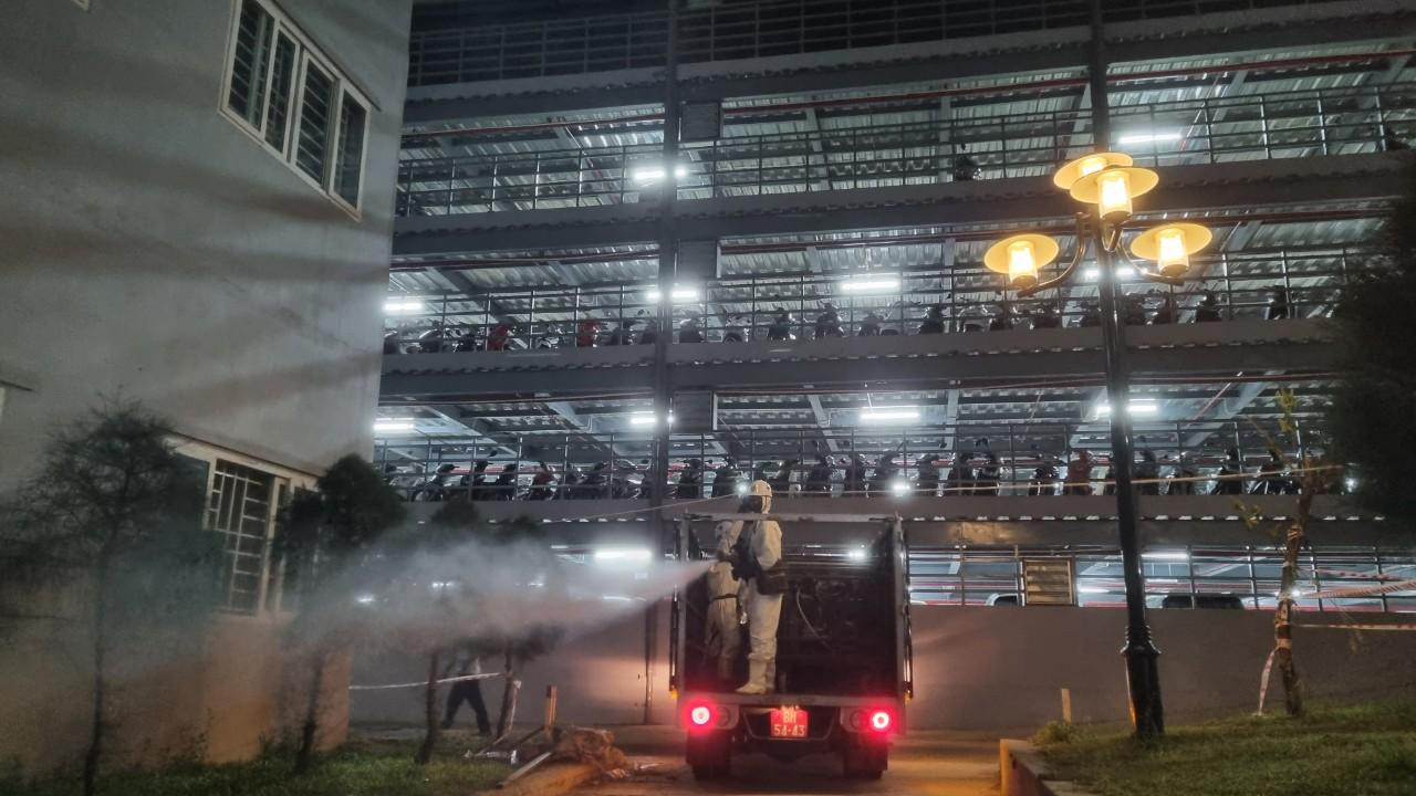 Tiến hành phun khử khuẩn toàn bộ khuôn viên bên ngoài chung cư.