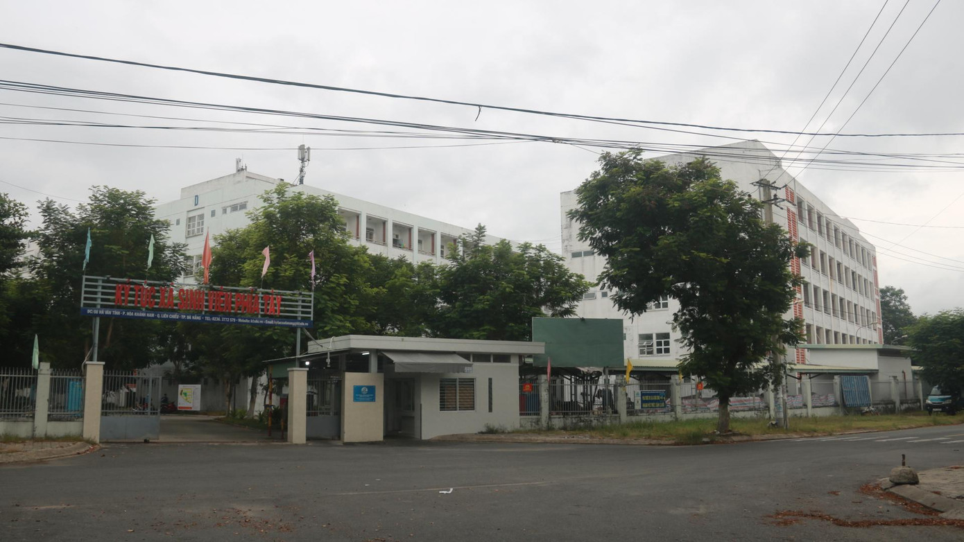 Sáng 30/8, trao đổi với phóng viên Tiền Phong, bà Ngô Thị Kim Yến (Giám đốc Sở Y tế TP Đà Nẵng) cho biết: Để chuẩn bị cơ sở thu dung chữa trị cho bệnh nhân trong trường hợp số ca mắc COVID-19 tiếp tục tăng lên, TP Đà Nẵng tiếp tục trưng dụng thêm 1 khu ký túc xá phia tây TP (số 8 đường Hà Văn Tính) để lập bệnh viện dã chiến thứ 2 với quy mô dự kiến khoảng 2.000 giường bệnh.