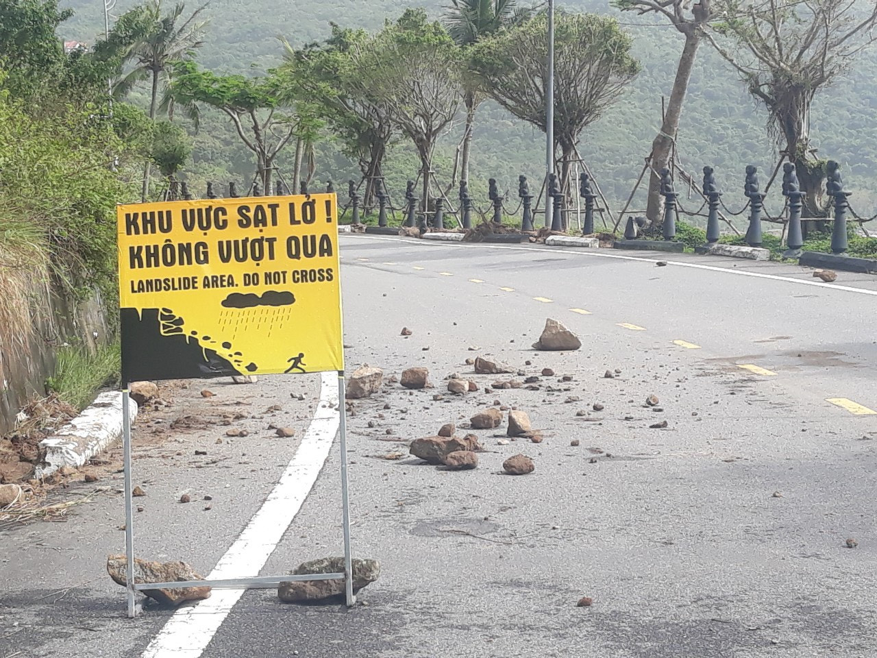 Để đảm bảo an toàn cho người dân và du khách đến tham quan, lực lượng chức năng đã cắm nhiều biển cảnh báo nguy cơ sạt lở trên bán đảo Sơn Trà.