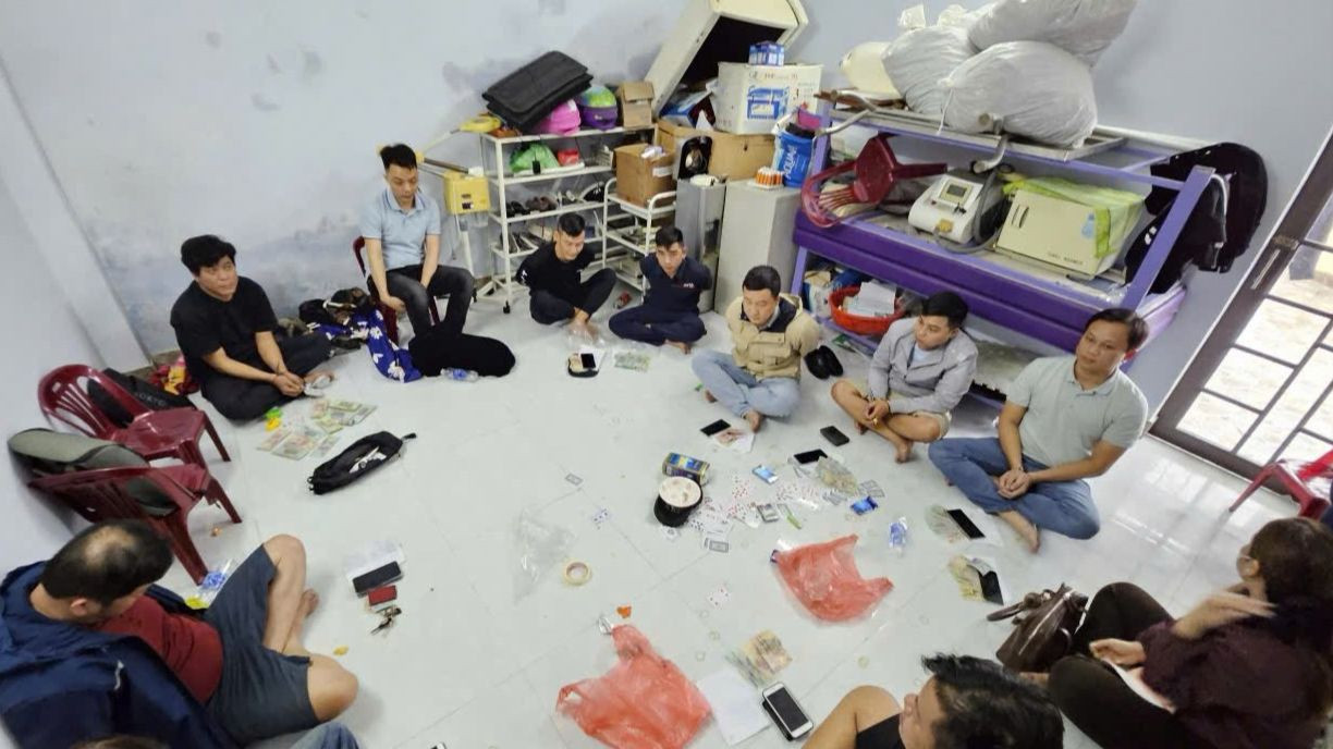 Các đối tượng bị bắt quả tang khi đang đánh bạc. Các đối tượng bị bắt quả tang khi đang đánh bạc.