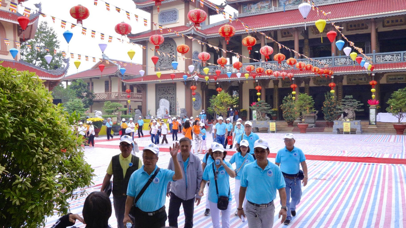 Trong khi đó, tại chùa Bồ Đề (phường Hòa Minh, quận Liên Chiểu, Đà Nẵng) trong ngày rằm tháng Giêng hàng nghìn người dân du khách cũng về đây để cầu bình an với mong muốn vạn sự hanh thông trong năm mới này. Ảnh: Duy Quốc.