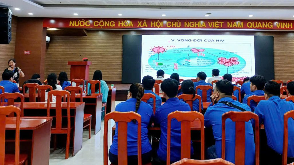 Một buổi truyền thông, giáo dục phòng chống lây nhiễm HIV do CDC Đà Nẵng tổ chức. Ảnh: Mỹ Tâm.