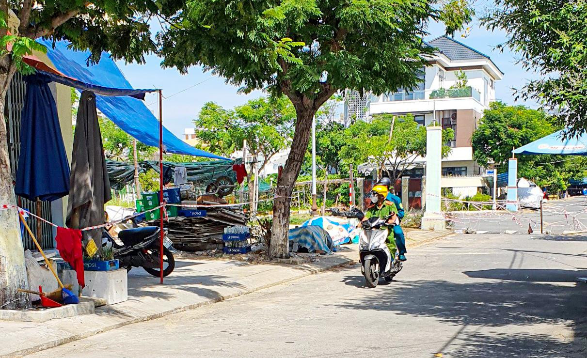 Thành phố áp dụng các biện pháp cấp bách, công an TP Đà Nẵng tăng cường thêm quân số về địa bàn phường để tuần tra, đảm bảo việc người dân thực việc việc "ai ở đâu thì ở đó". Thành phố áp dụng các biện pháp cấp bách, công an TP Đà Nẵng tăng cường thêm quân số về địa bàn phường để tuần tra, đảm bảo việc người dân thực việc việc "ai ở đâu thì ở đó".