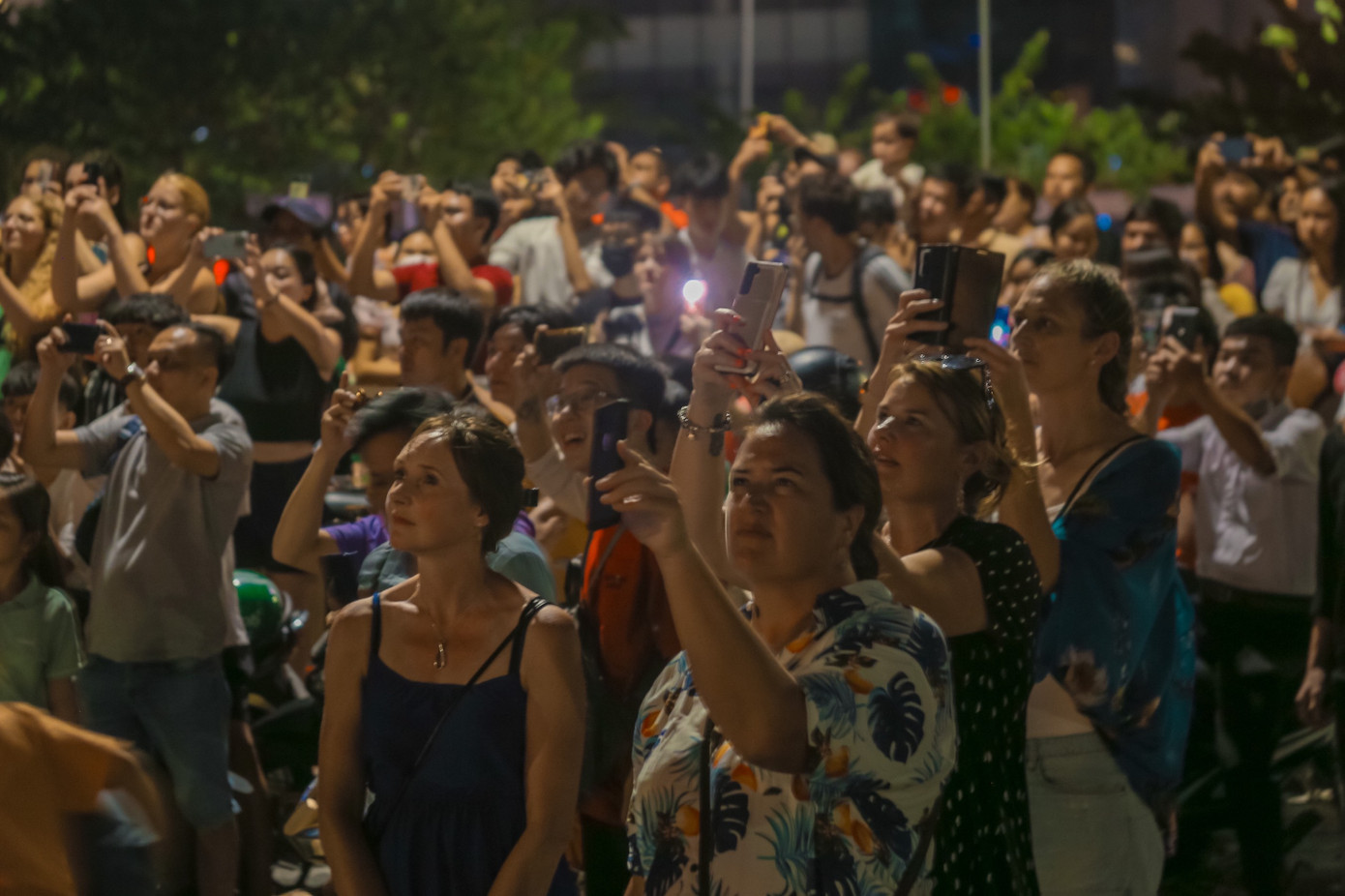 Du khách nước ngoài thích thú ghi hình ảnh cầu Rồng làm kỷ niệm khi đến Đà Nẵng đúng dịp Quốc khánh 2/9. Du khách nước ngoài thích thú ghi hình ảnh cầu Rồng làm kỷ niệm khi đến Đà Nẵng đúng dịp Quốc khánh 2/9.