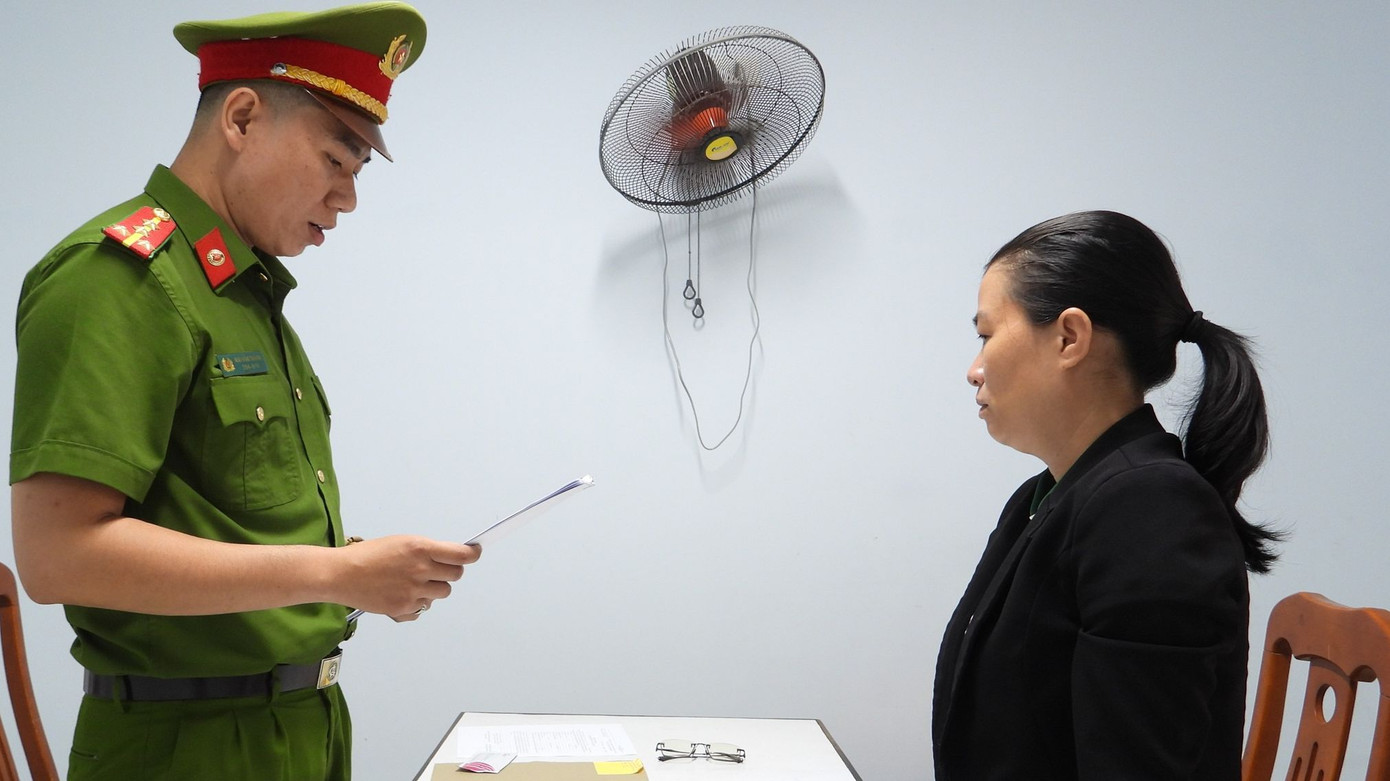 Công an thực hiện các quyết định khởi tố, bắt tạm giam Nguyễn Thị Như Rin.