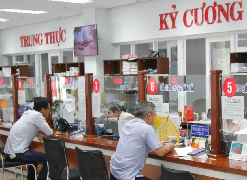 Người dân giao dịch tại khu vực một cửa, Trung tâm hành chính TP Đà Nẵng.