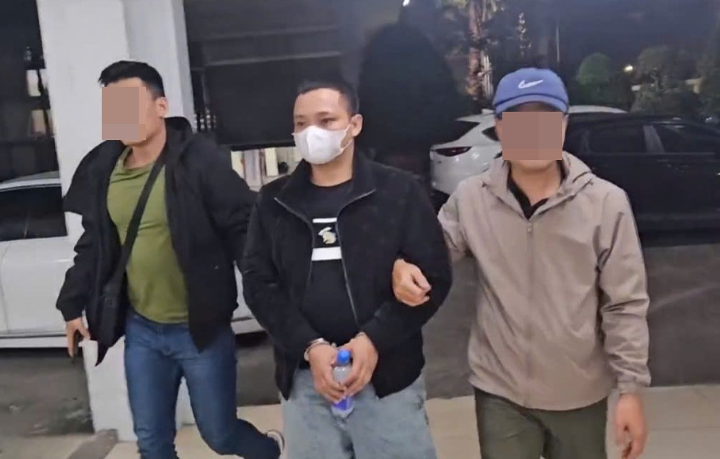 Đối tượng Nguyễn Văn Đức (giữa) được di lý về Đà Nẵng để điều tra.